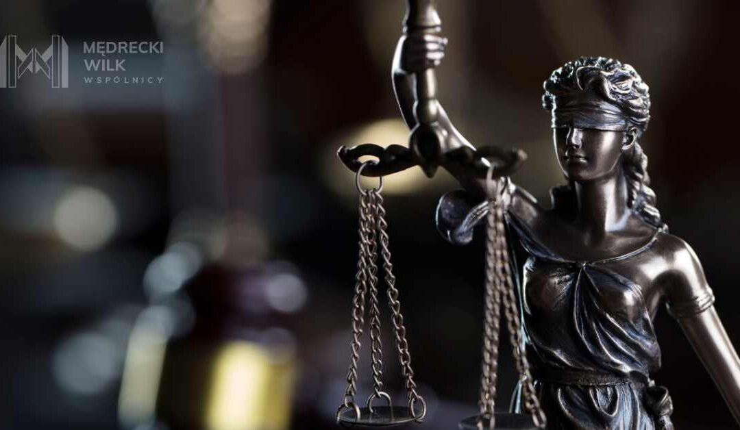 Symboliczne ujęcie wagi z jednej strony z pieniędzmi, a z drugiej z dokumentami – obrazujące balansowanie interesów kredytobiorców i banków.