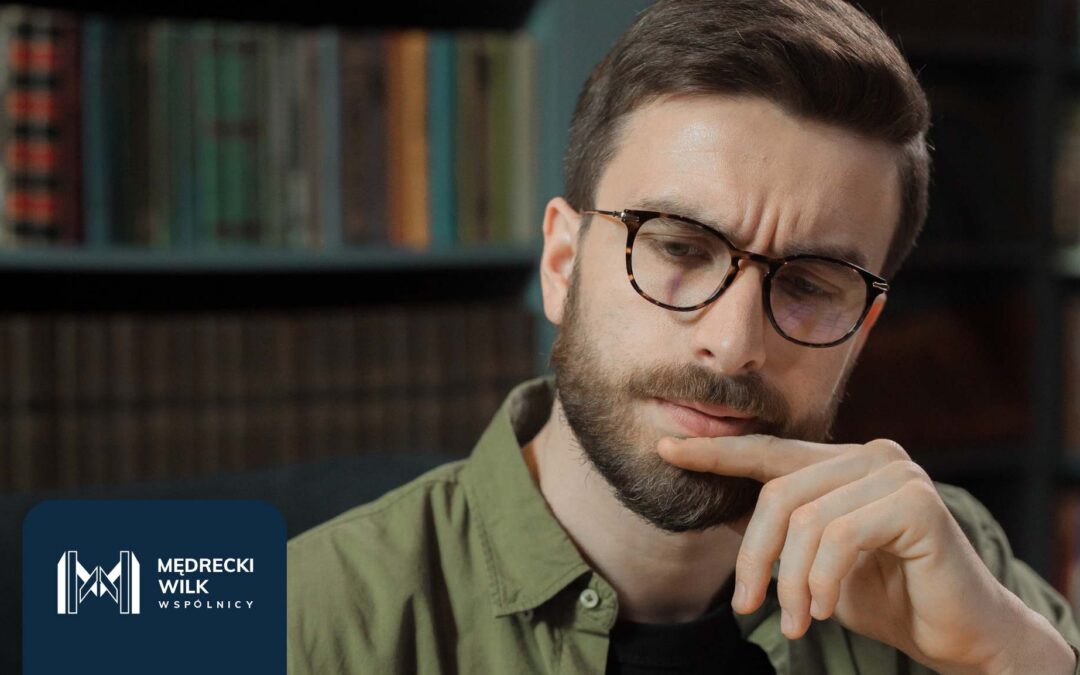 Zamyślony mężczyzna w bibliotece – trudne decyzje w sprawach frankowych.