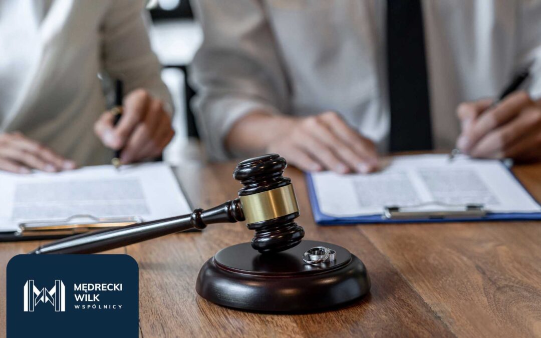 Frankowicze trzymający dokumenty w dłoniach w gmachu sądu