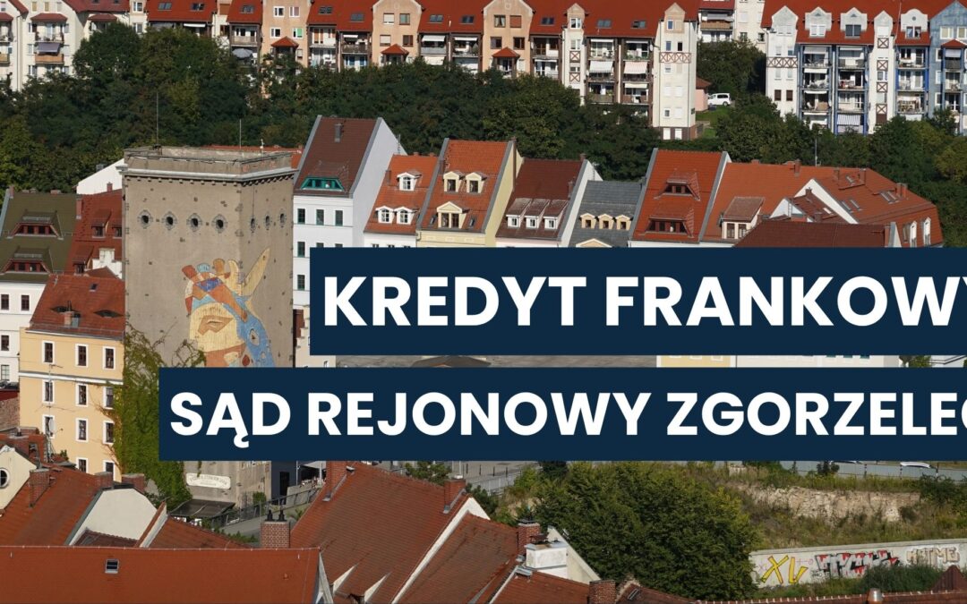 „Plansza z napisem: Kredyt frankowy – Sąd Rejonowy Zgorzelec. Tło stanowi panoramę Zgorzelca z charakterystycznymi budynkami i muralem na wieży.”