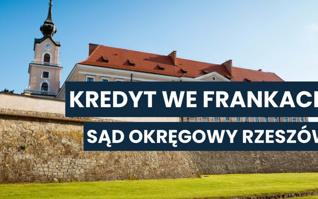 Panorama zamku w Rzeszowie z widoczną wieżą zegarową i czerwoną dachówką. Na środku grafiki tekst: "Kredyt we frankach. Sąd Okręgowy Rzeszów" na ciemnoniebieskim tle.